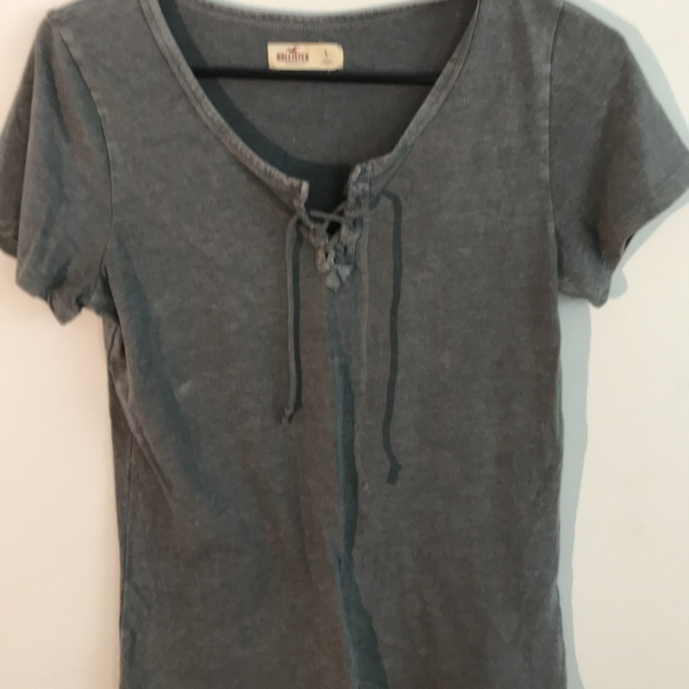 A v neck ribbon shirt